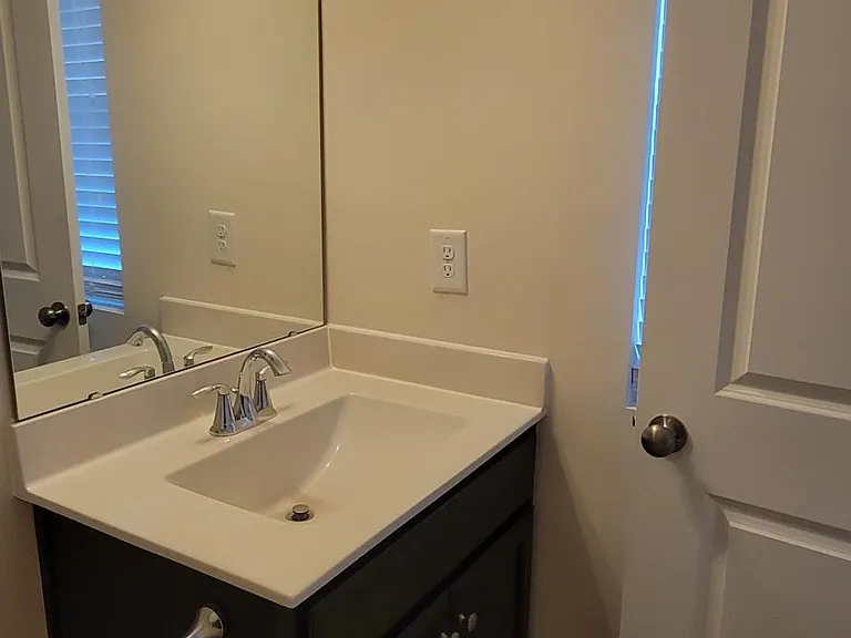 1407 Regents Ln — Photo 9