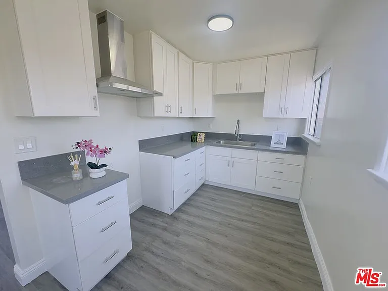 810 W 62nd St #4 — Photo 5