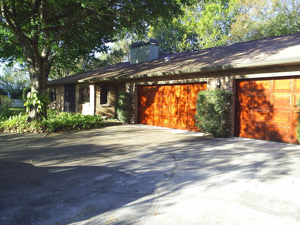 BEAUTIFUL HOME W/ 4 CAR GARAGE!