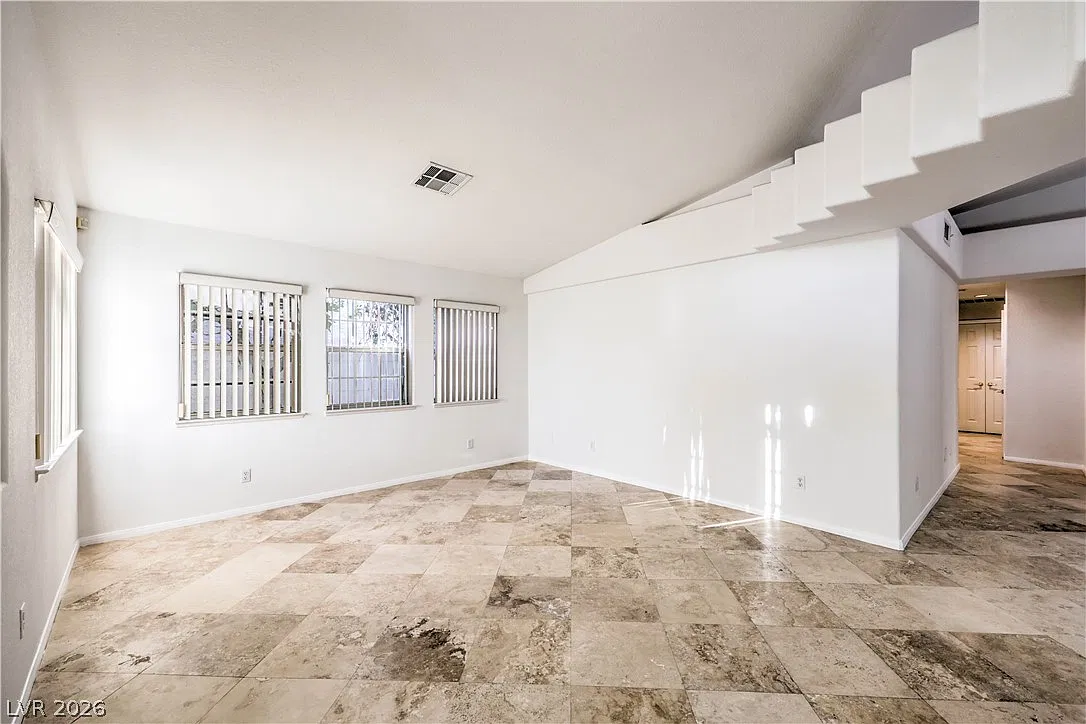 4 bed, 2.5 bath, 2582 sqft, $3,999 — Photo 3