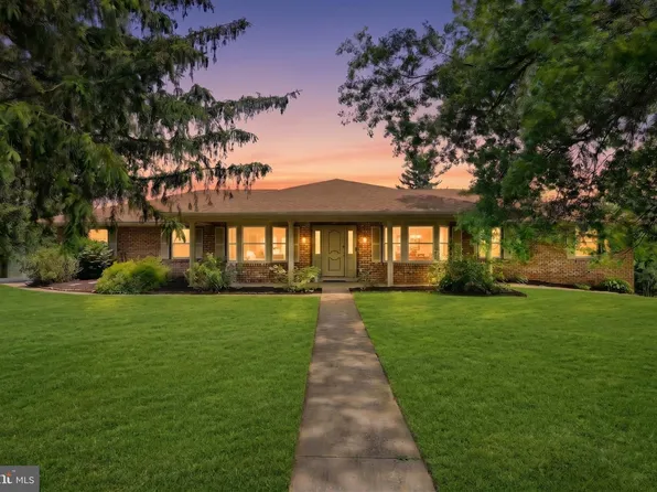 87 Churchill Dr, York, PA 17403