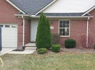 20742 Doves Pointe Dr, Brownstown, MI