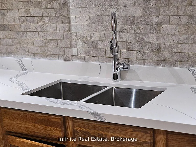 345 Queen Mary Dr — Photo 2