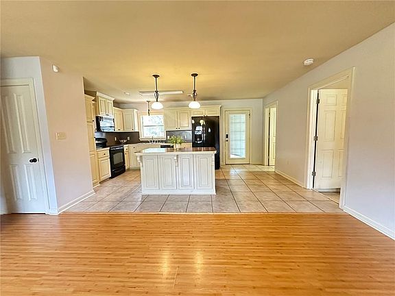 4th image of 165 Lamarca St