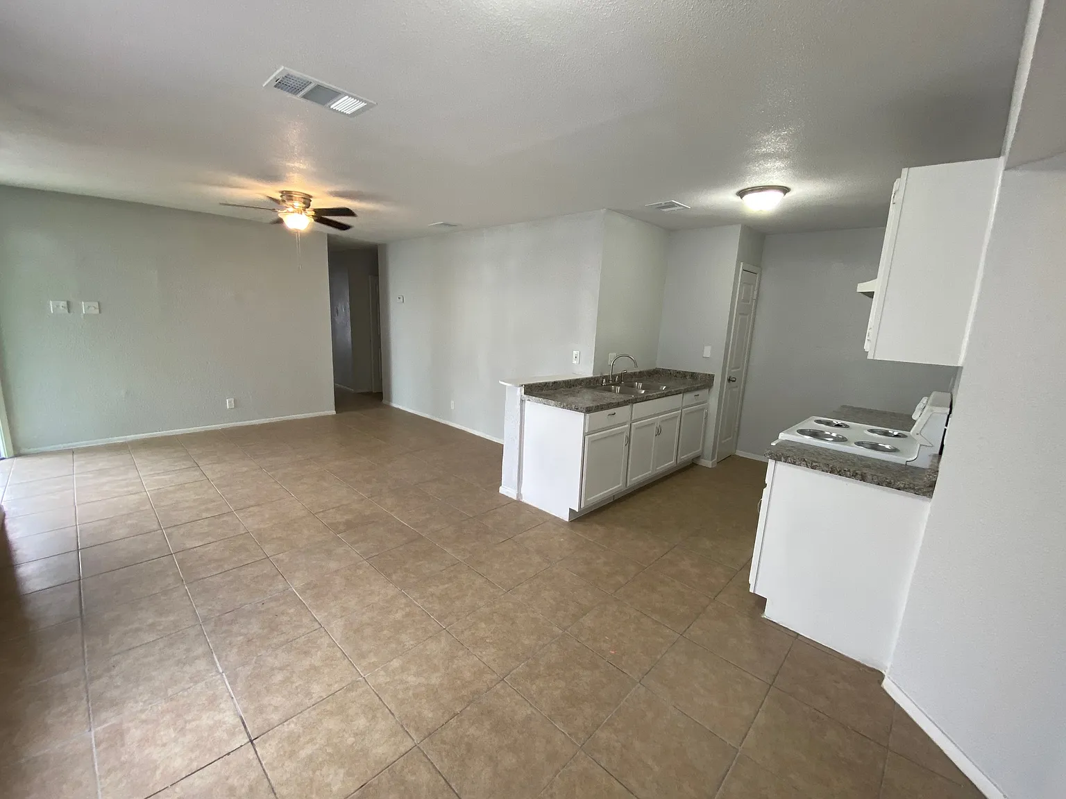 2 bed, 887 sqft, $999 — Photo 2