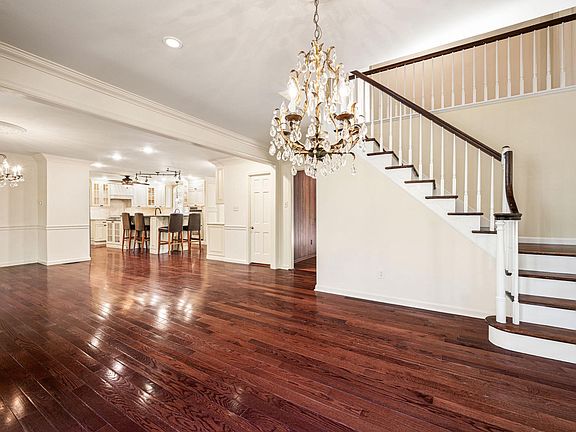 4th image of 346 N Woodmont Dr