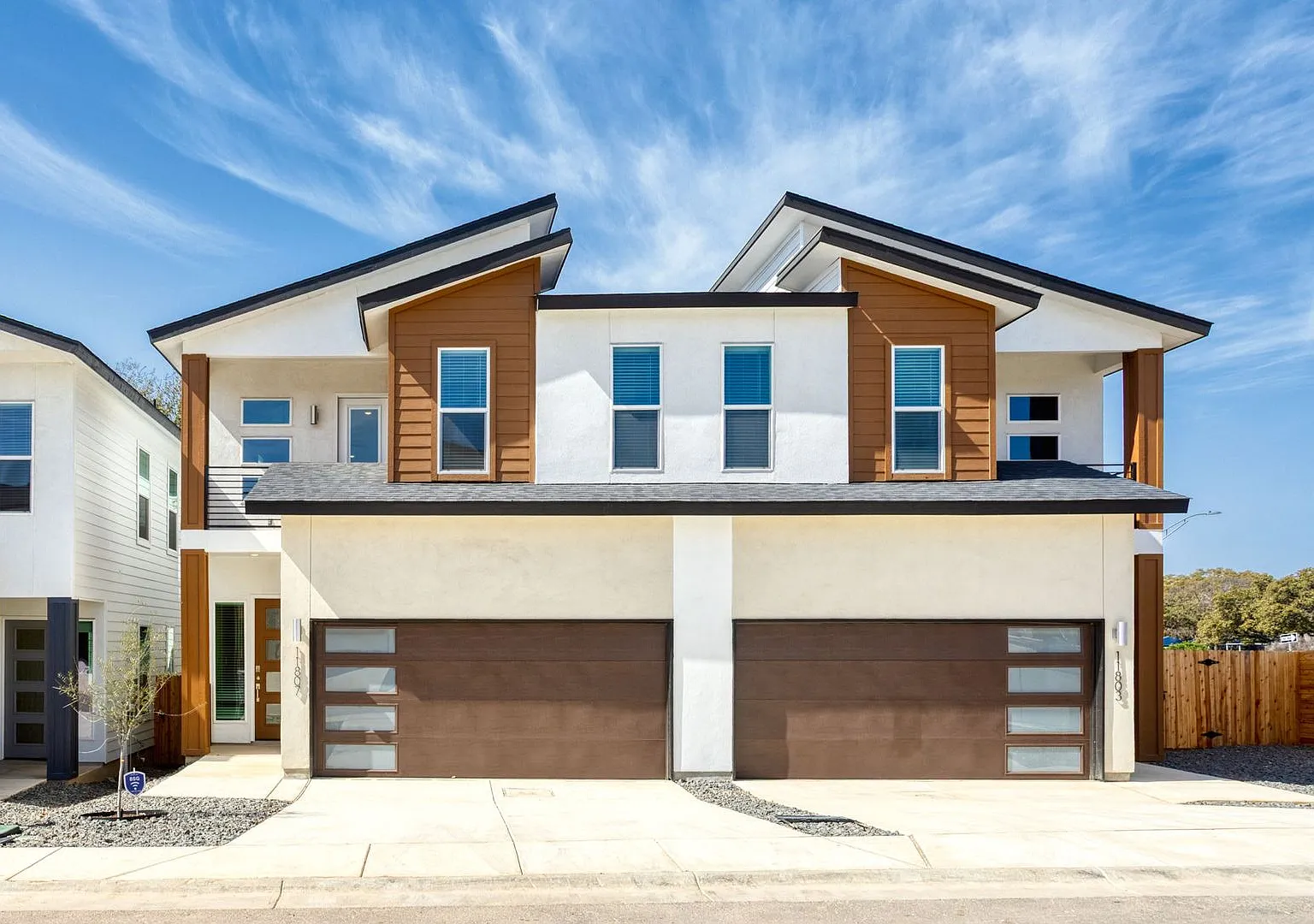 Luxury 3/2.5 Townhome — Photo 1