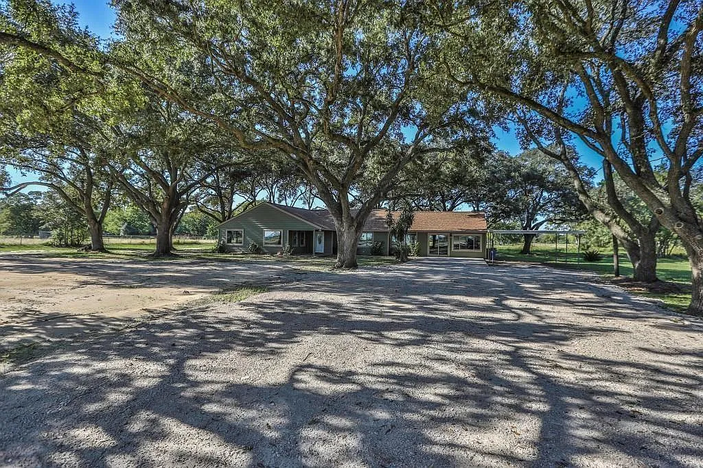 4 bed, 2.5 bath, 2792 sqft, $3,500 — Photo 1