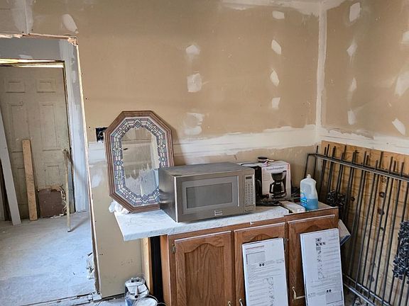 3rd image of 852 Marianna St