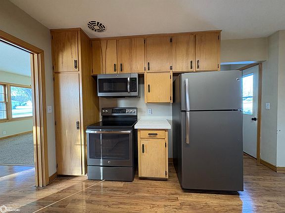 4th image of 216 4th St NE