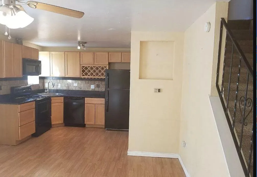 2 bed, 1.5 bath, 754 sqft, $1,800 — Photo 2