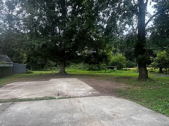 4th image of 10303 Fox Ave