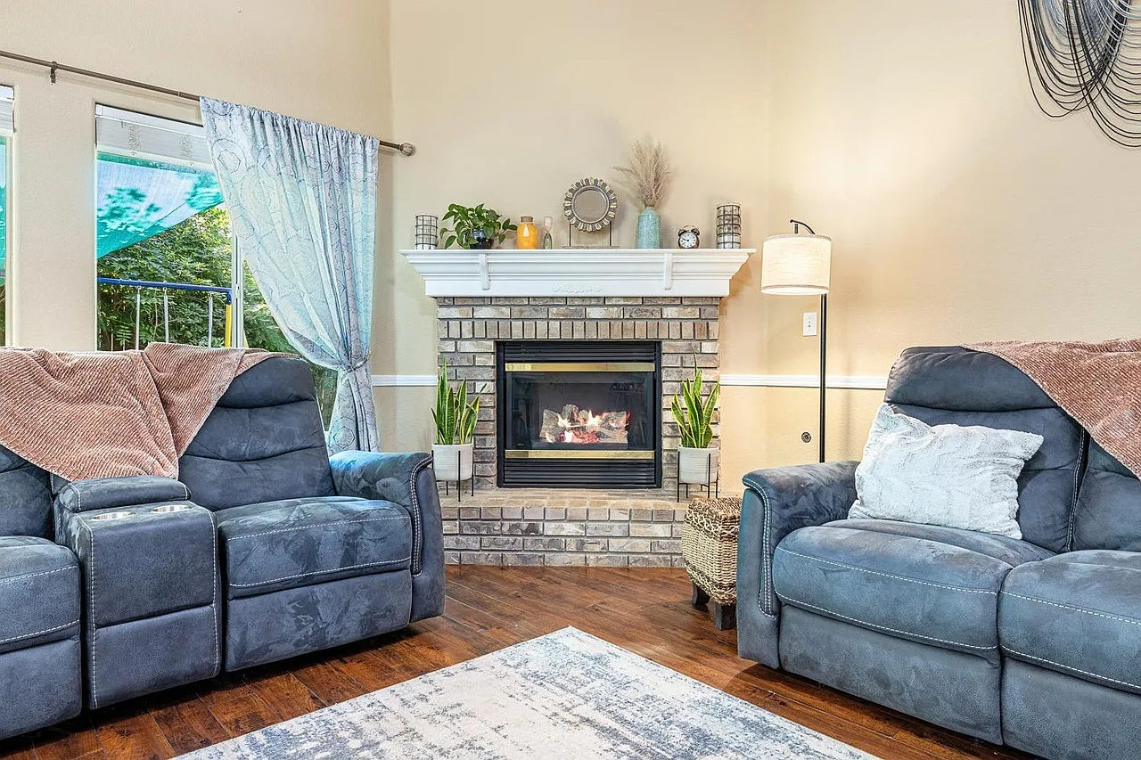 3 bed, 1868 sqft, $2,950 — Photo 1
