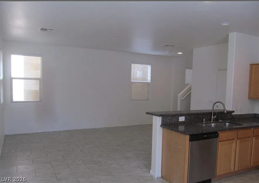 3 bed, 2.5 bath, 1768 sqft, $2,100 — Photo 3
