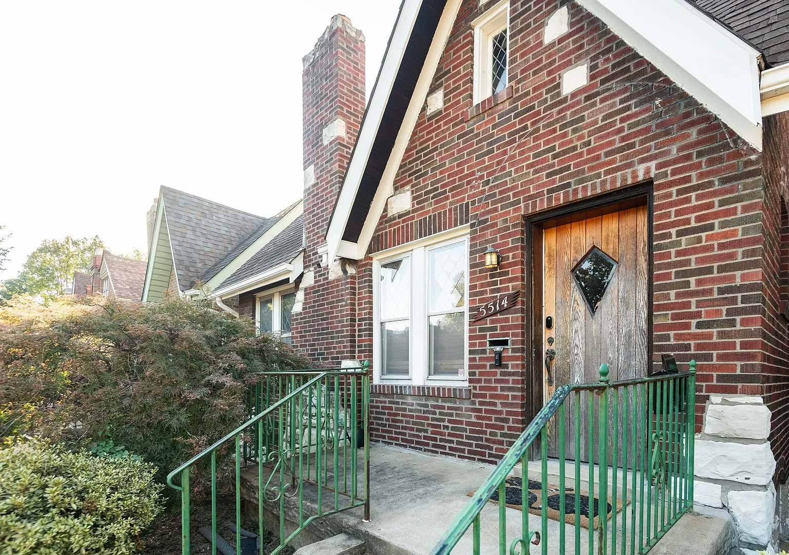 Charming 3 Bedroom 2 Bathroom Home in Great Neighborhood — Photo 1