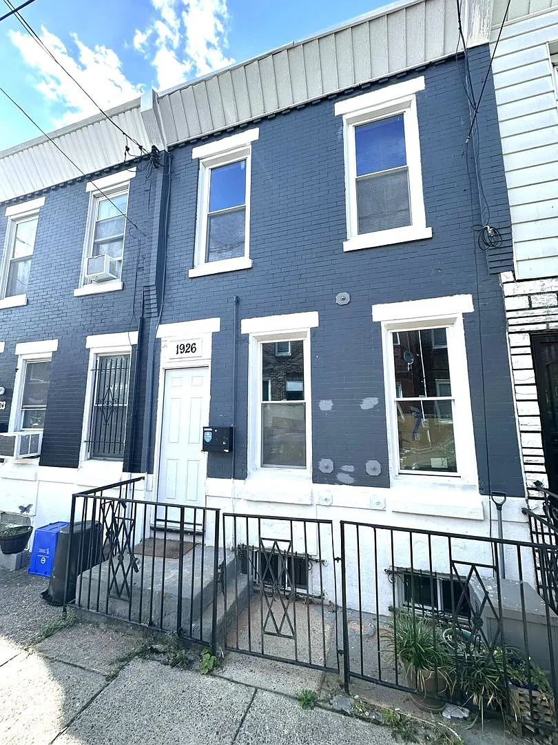 Stunning 2-Bedroom Townhome in Point Breeze! Available mid-November! — Photo 2