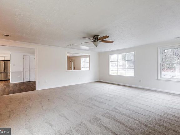4th image of 9811 Emerald Ln