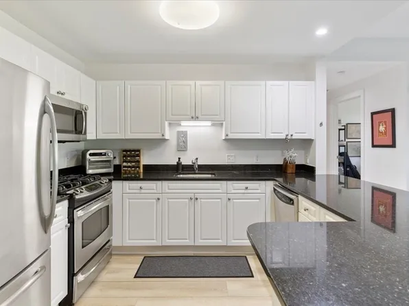614 Pond St Unit 1303, Braintree, MA 02184