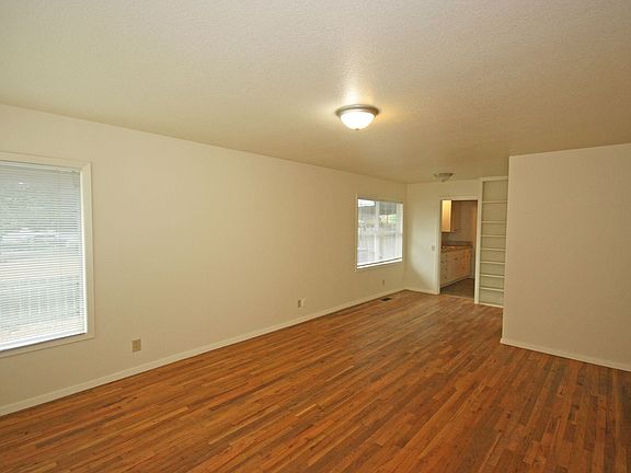 3rd image of 952 SE Washington St #1