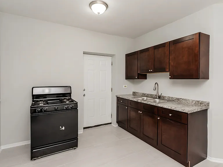 6901-17 S. Paxton/2211-17 E 69th St. — Photo 5