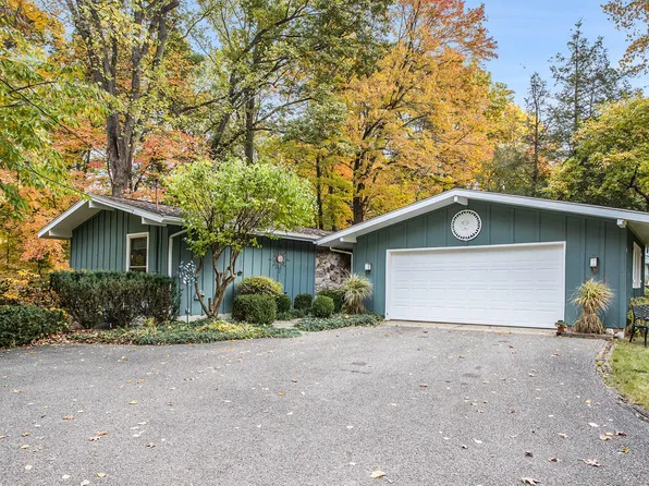 310 Horseshoe Ct, Plainwell, MI 49080