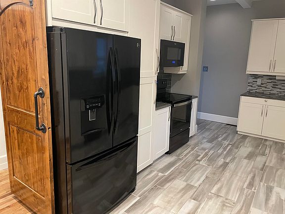 3rd image of 621 W 23rd St