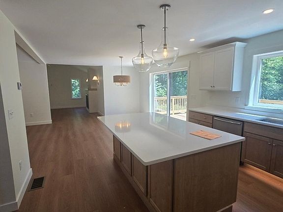 5th image of 160 Willard Rd