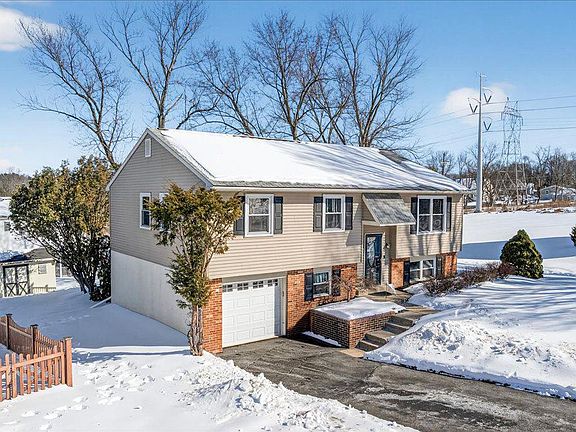 3rd image of 8 Red Cloud Cir