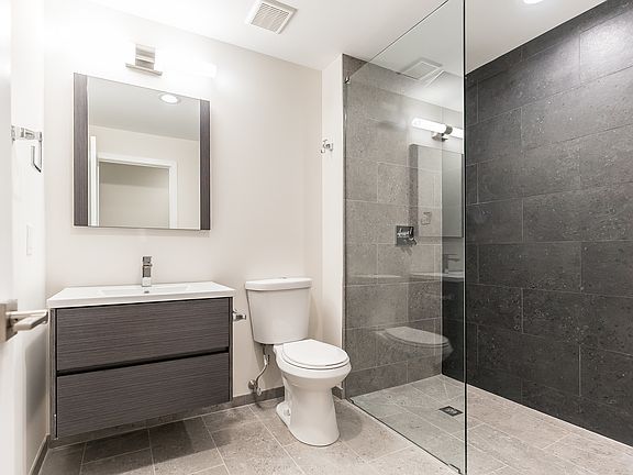 3rd image of 1628 Poplar St Unit 2