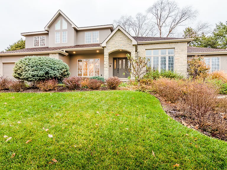 1108 Morgan Ln — Photo 2