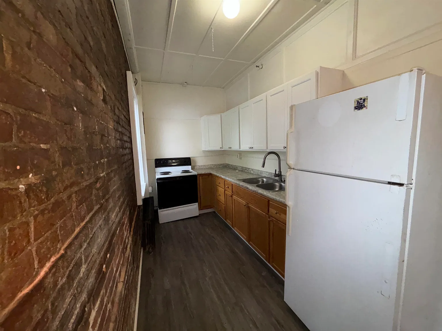 3 bed, 1.0 bath, 1200 sqft, $1,900 — Photo 3