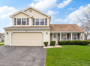 942 Hill Crest Dr, Carol Stream, IL 60188