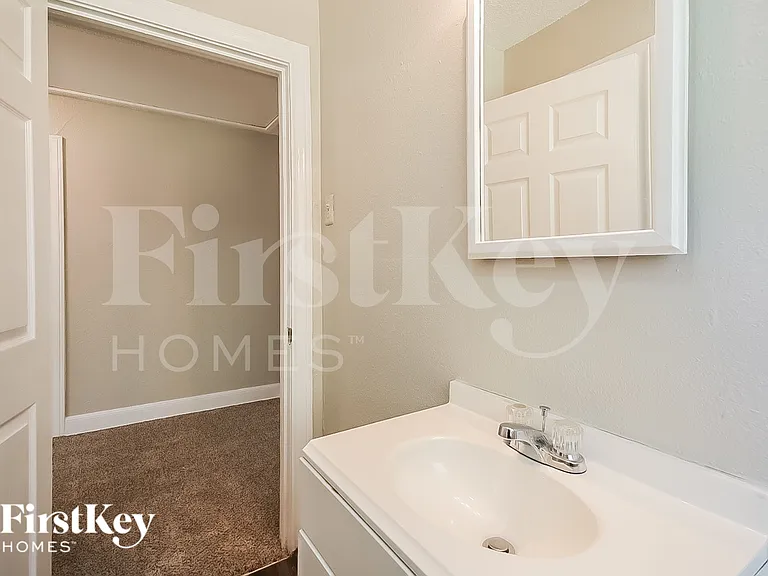 706 E Humble St — Photo 10