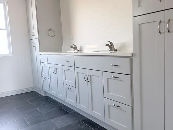 930 S 14th St, Rogers, AR 72758