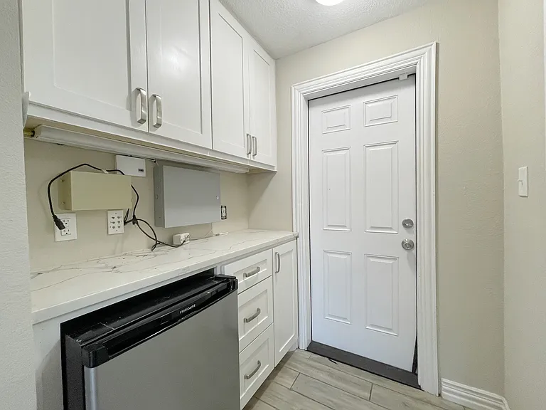 701 W Houston St — Photo 5