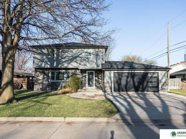 17 S Country Club Hts, York, NE 68467