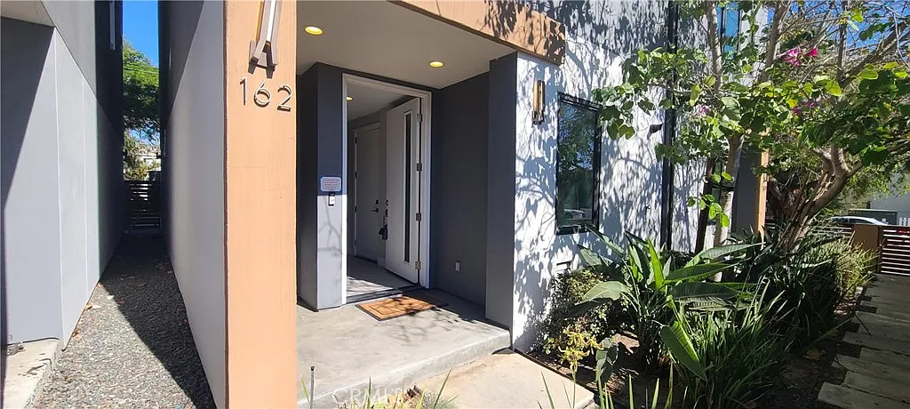 3 bed, 5.0 bath, 1745 sqft, $6,495 — Photo 3