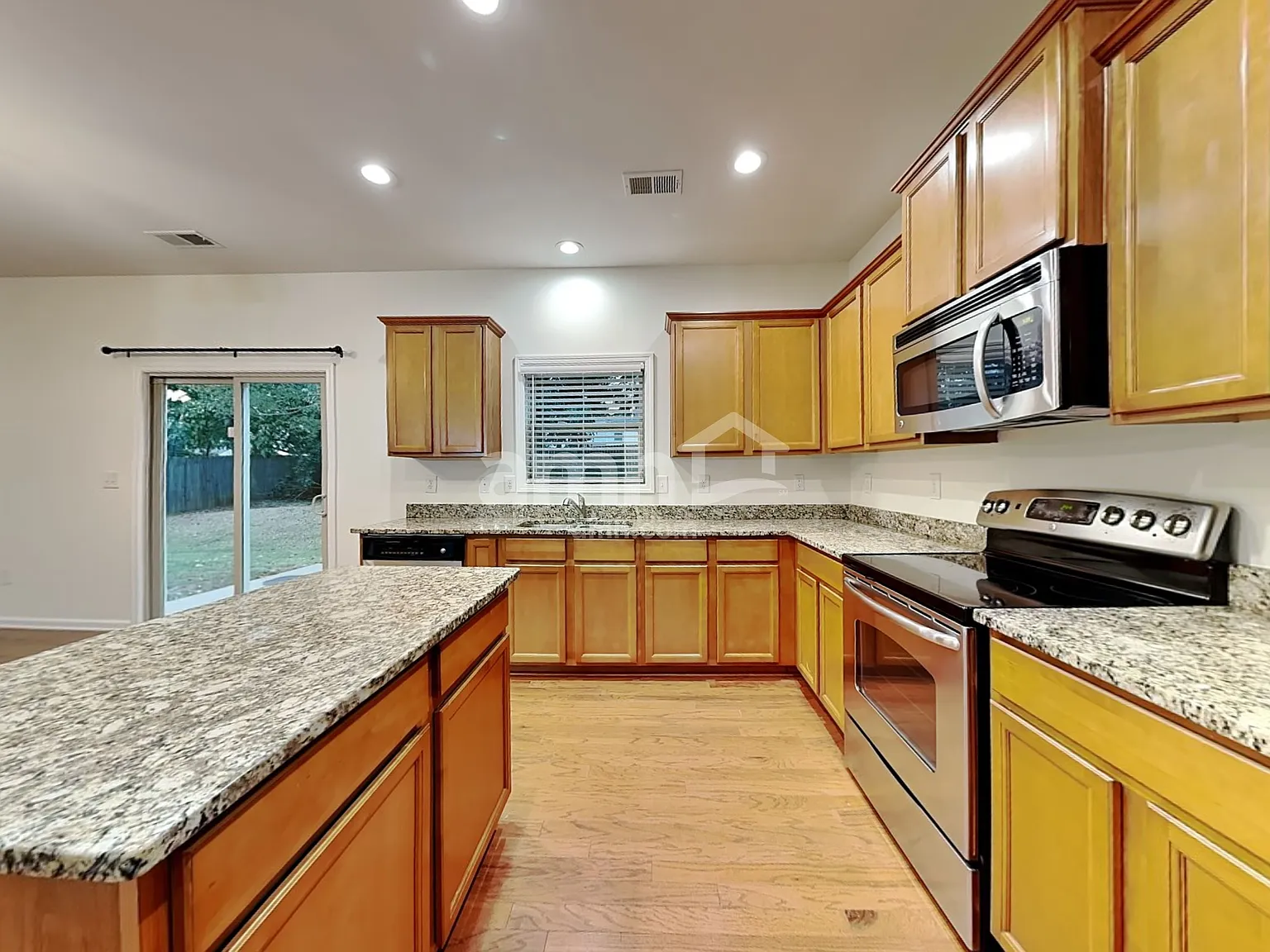 4 bed, 2.0 bath, 2500 sqft, $2,525 — Photo 3