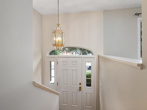 4th image of 2526 W Huntington Dr