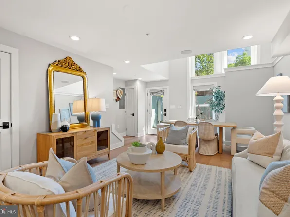 910 9th St NE #1, Washington, DC 20002