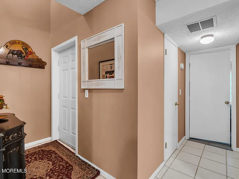 492 Bayberry Ct — Photo 2