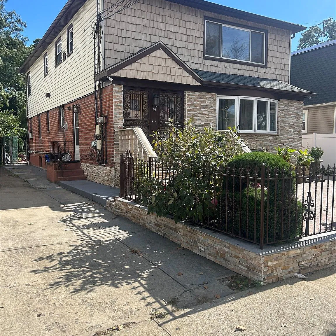 3 bed, 1.0 bath, 2444 sqft, $3,000 — Photo 1