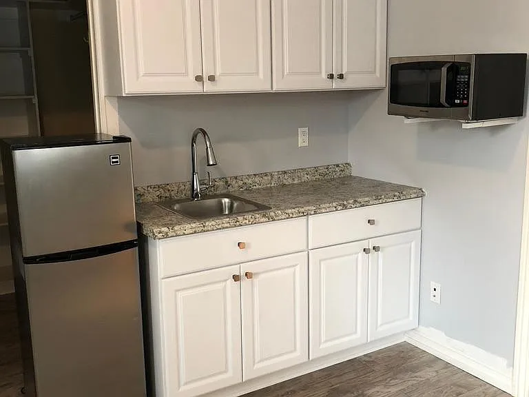 2501 Rockefeller Ln — Photo 1