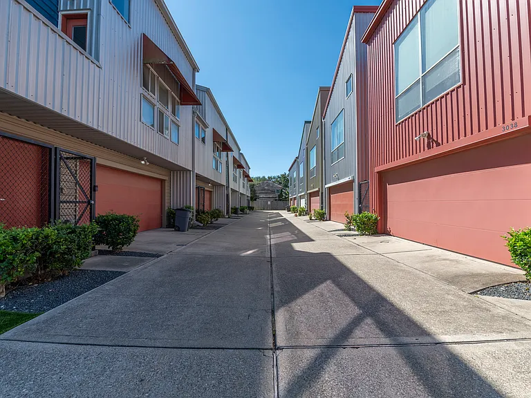 3050 Commerce St — Photo 27