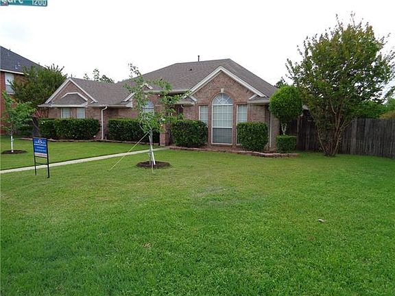 3rd image of 1204 Leisure Ln