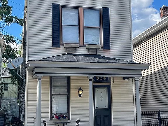This historic shotgun-style home combines modern conveniences with historic urban living.