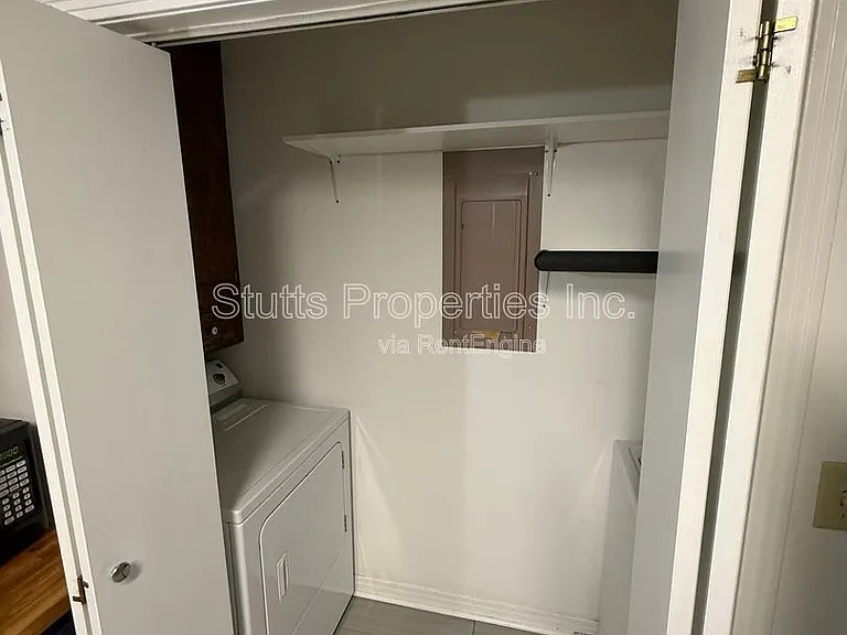 913 Waverly Ave — Photo 3
