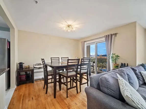 9 Legend Hills Drive image 8 of 19