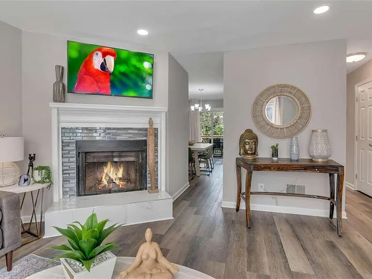 2101 Valley Oaks Dr SE — Photo 2