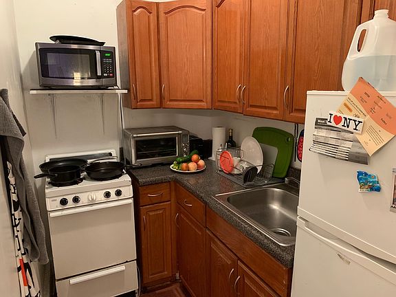 4th image of 1338 Willoughby Ave APT 1E
